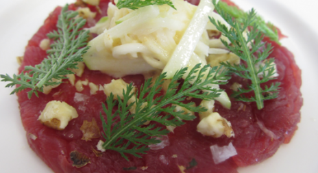 Srnčí carpaccio,  jablečno-celerová remuláda,  vlašské ořechy