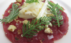 Srnčí carpaccio,  jablečno-celerová remuláda,  vlašské ořechy