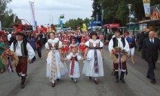 Na Zemi Živitelce jsou už první den agrosalonu tisíce lidí