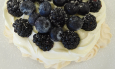 Ostružinovo-borůvkový dezert Pavlova