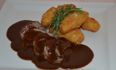 Srnčí se šípkovou omáčkou a mandlovými kroketami