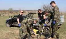 Pastvinu divokých koní v Milovicích uklidili členové vojenských klubů a místní piloti 