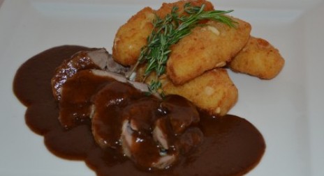 Recept na tento víkend - Srnčí kýta se šípkovou omáčkou