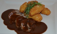 Recept na tento víkend - Srnčí kýta se šípkovou omáčkou