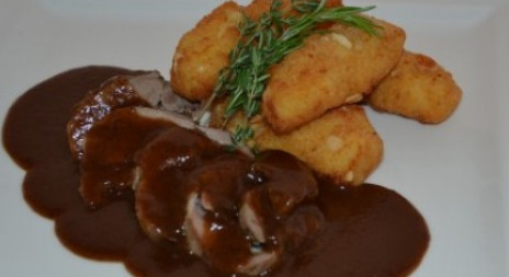 Recept na tento víkend - kančí kýta se šípkovou omáčkou