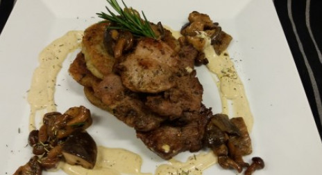 Recept na tento víkend - kančí kýty s houbovou omáčkou