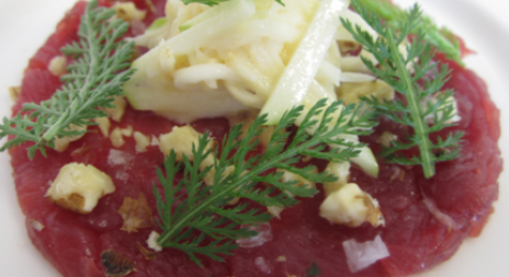 Srnčí trochu jinak : Srnčí carpaccio, jablečno-celerová remuláda, vlašské ořechy